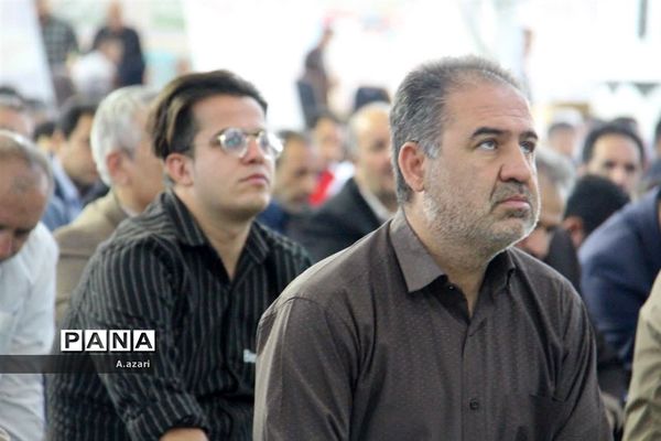 میزخدمت ادارات در میعادگاه نماز جمعه شهرکرد