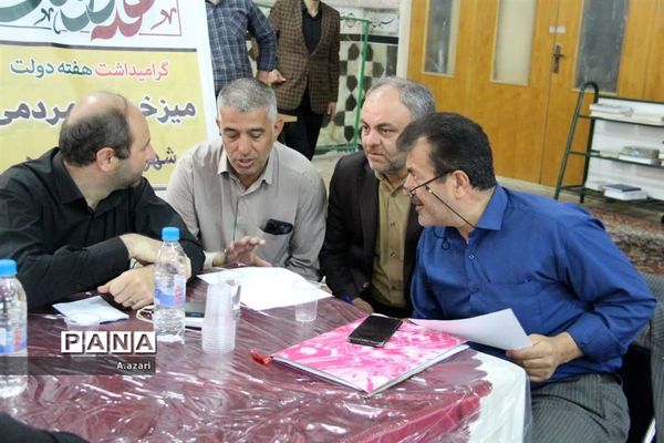 میزخدمت ادارات در میعادگاه نماز جمعه شهرکرد