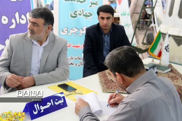 میزخدمت ادارات در میعادگاه نماز جمعه شهرکرد