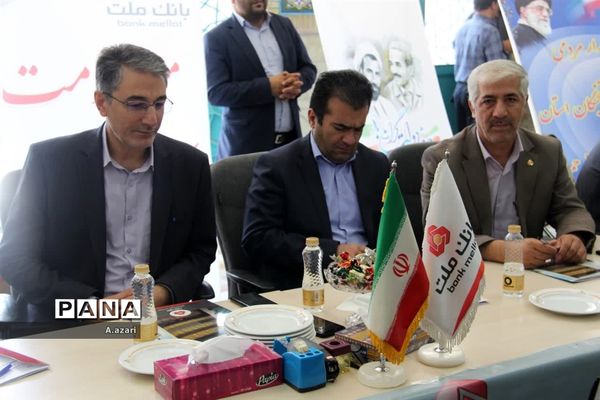 میزخدمت ادارات در میعادگاه نماز جمعه شهرکرد