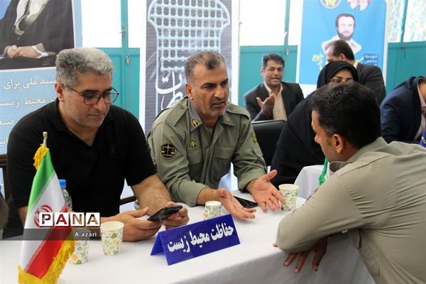 میزخدمت ادارات در میعادگاه نماز جمعه شهرکرد