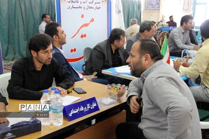 میزخدمت ادارات در میعادگاه نماز جمعه شهرکرد