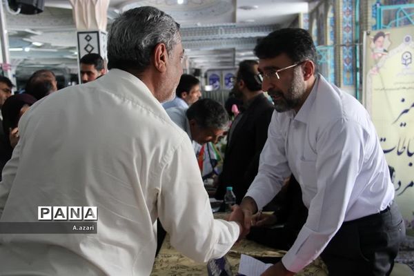 میزخدمت ادارات در میعادگاه نماز جمعه شهرکرد