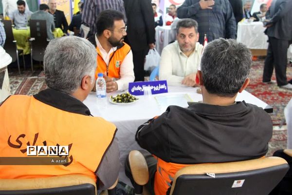 میزخدمت ادارات در میعادگاه نماز جمعه شهرکرد