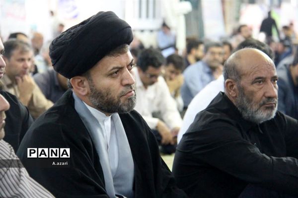 میزخدمت ادارات در میعادگاه نماز جمعه شهرکرد