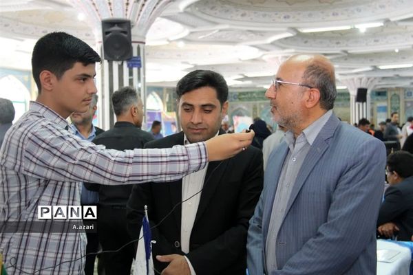 میزخدمت ادارات در میعادگاه نماز جمعه شهرکرد