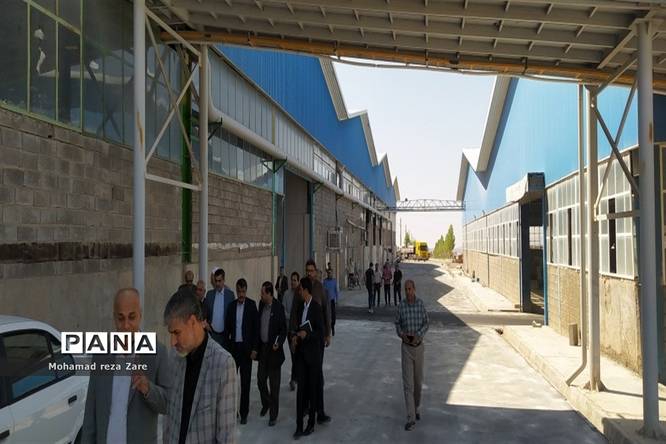 بازدید فرماندار کاشمر از کارخانه کاشی زهره