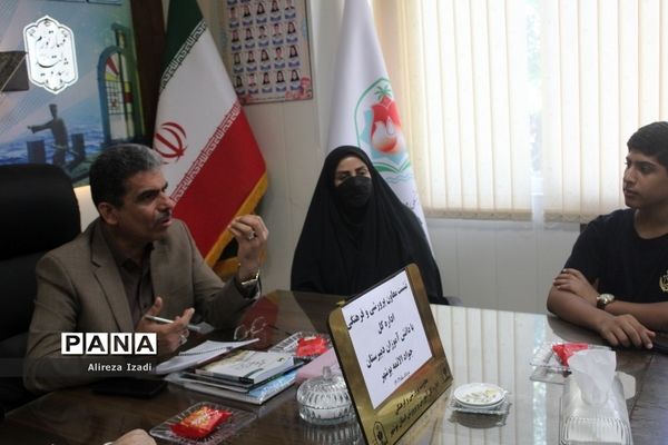 نشست معاون پرورشی و فرهنگی آموزش و پرورش استان بوشهر با دانش‌آموزان دبیرستان جواد الائمه