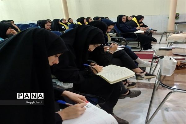 دوره آموزشی کمک‌های اولیه برای دانش‌آموزان عضو سازمان دانش‌آموزی استان اصفهان