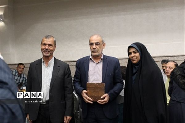 رونمایی از کتاب «سفیران دهه ۶۰» و پوستر «پویش کتاب زی»