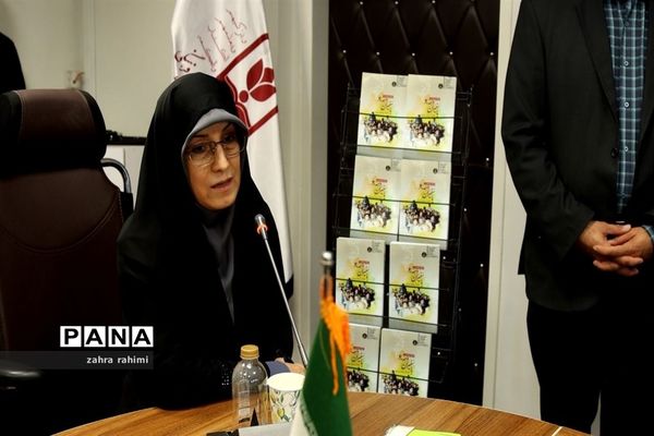 رونمایی از کتاب «سفیران دهه ۶۰» و پوستر «پویش کتاب زی»