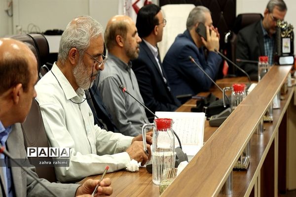رونمایی از کتاب «سفیران دهه ۶۰» و پوستر «پویش کتاب زی»