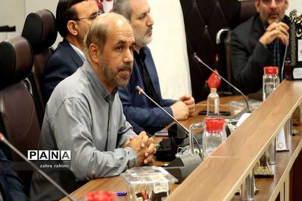 رونمایی از کتاب «سفیران دهه ۶۰» و پوستر «پویش کتاب زی»