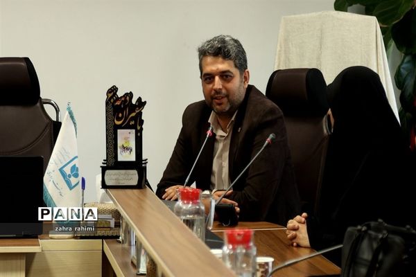 رونمایی از کتاب «سفیران دهه ۶۰» و پوستر «پویش کتاب زی»
