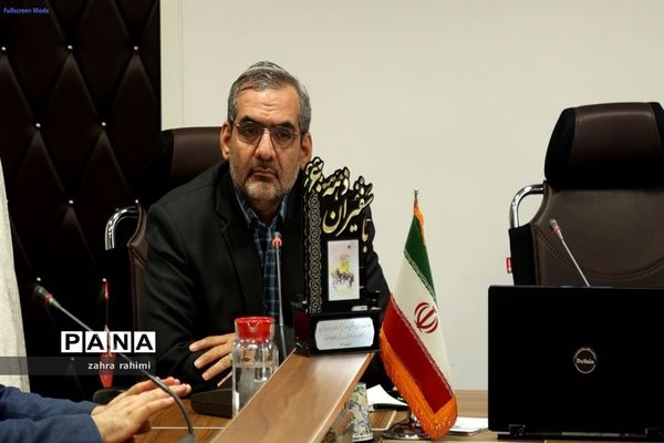 رونمایی از کتاب «سفیران دهه ۶۰» و پوستر «پویش کتاب زی»