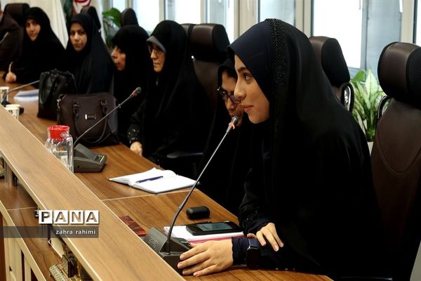 رونمایی از کتاب «سفیران دهه ۶۰» و پوستر «پویش کتاب زی»
