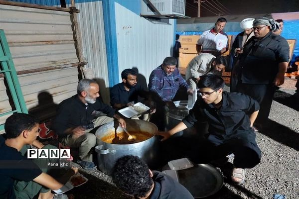 خدمت‌رسانی به زائران اربعین در موکب فرهنگیان خوزستان