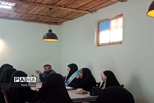 جلسه هم‌اندیشی هیات رئیسه مجلس و شورا دانش‌آموزی ناحیه هفت مشهد