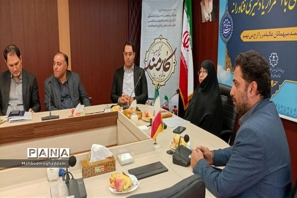مراسم هفته دولت و روز کارمند در آموزش و پرورش منطقه ۱۳