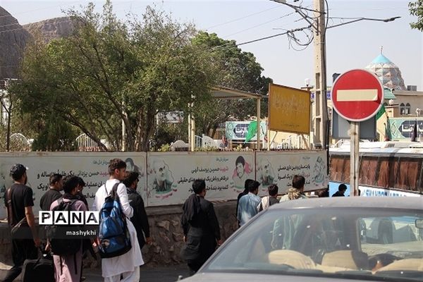 زائران اربعین حسینی در گلزارشهدای بین المللی کرمان