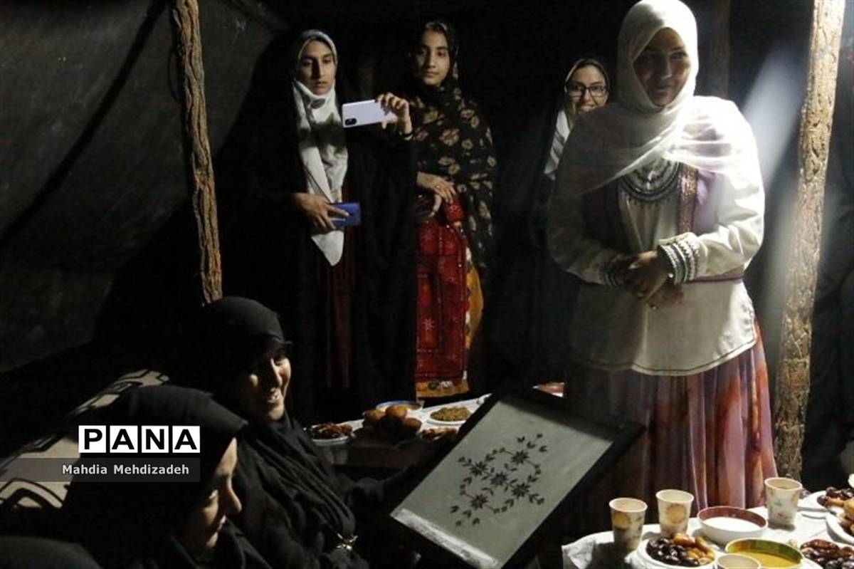 بازدید مشاور امور بانوان وزیر آموزش و پرورش از غرفه‌  دانش آموزی صنایع‌دستی و خوراکی استان سیستان و بلوچستان