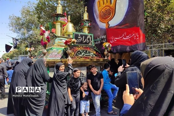 حضور پرشور عاشقان اباعبدالله الحسین (ع)  در پیاده‌روی جا‌ماندگان اربعین حسینی