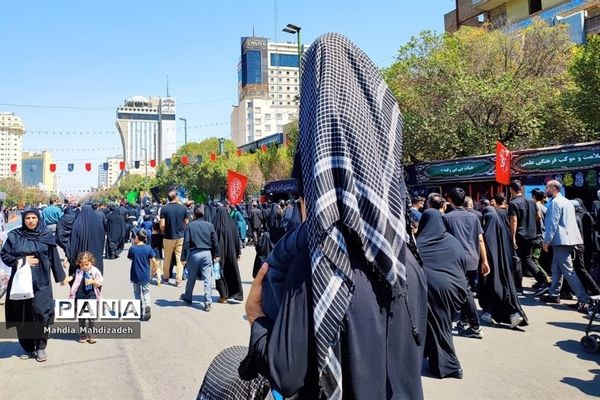 حضور پرشور عاشقان اباعبدالله الحسین (ع)  در پیاده‌روی جا‌ماندگان اربعین حسینی