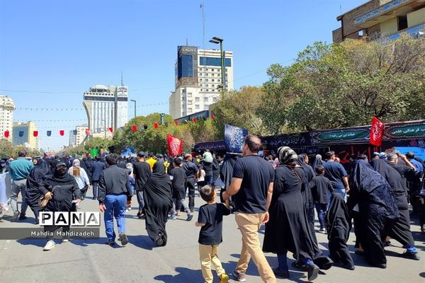 حضور پرشور عاشقان اباعبدالله الحسین (ع)  در پیاده‌روی جا‌ماندگان اربعین حسینی