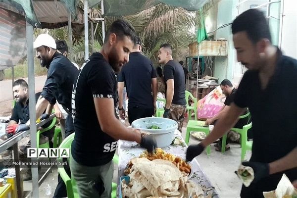 خدمت‌رسانی به زائران اربعین در مسیر نجف به کربلا