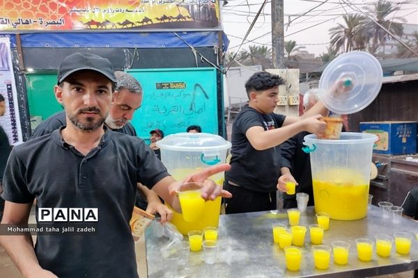 مهمان‌نوازی و ارائه خدمات توسط خادمان به زائران حرم امام حسین (ع) در مسیر پیاده‌روی اربعین