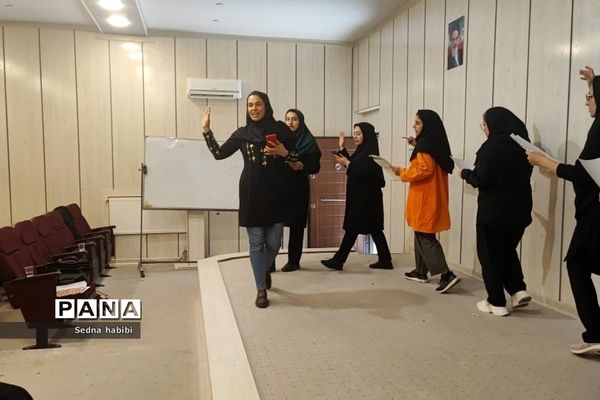 برگزاری کلاس نقالی و شاهنامه خوانی در دوره‌توانمندسازی هنرهای نمایشی در رودهن