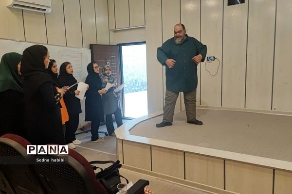 برگزاری کلاس نقالی و شاهنامه خوانی در دوره‌توانمندسازی هنرهای نمایشی در رودهن