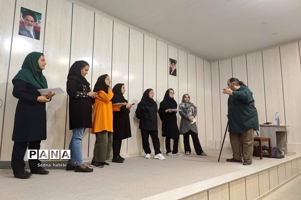 برگزاری کلاس نقالی و شاهنامه خوانی در دوره‌توانمندسازی هنرهای نمایشی در رودهن