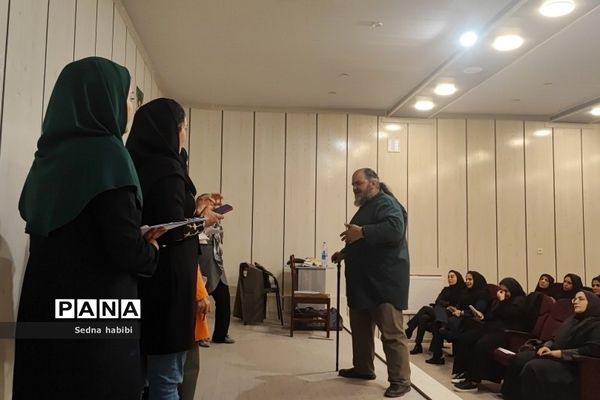 برگزاری کلاس نقالی و شاهنامه خوانی در دوره‌توانمندسازی هنرهای نمایشی در رودهن