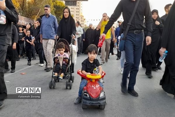 حضور پرشور عاشقان اباعبدالله الحسین (ع) در پیاده‌روی اربعین حسینی در مشهد
