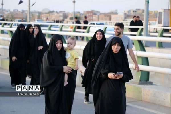 پیاده‌روی مردم قم در اربعین حسینی(ع)