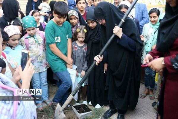 نشست ادبی با حضور کلر ژوبرت