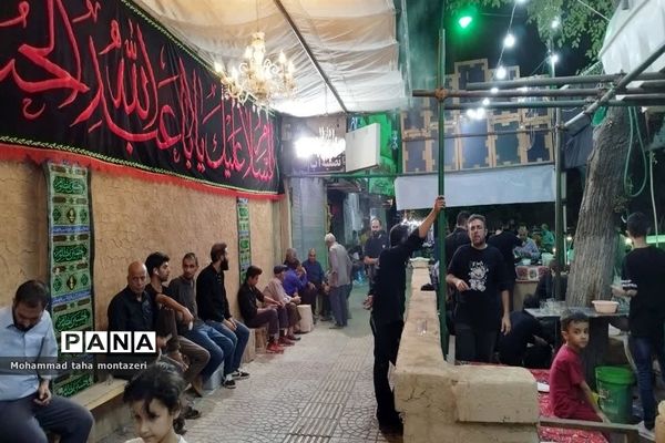 پذیرایی از مردم در چایخانه حسینی اهرستان یزد