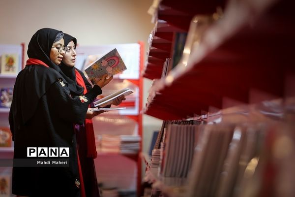افتتاحیه نهمین نمایشگاه ایران نوشت