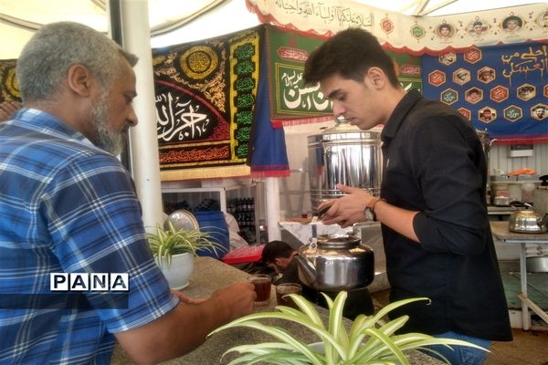 خدمت‌رسانی موکب داران و عاشقان حسینی به زائران امام رضا (ع) در عرصه میدان شهدا