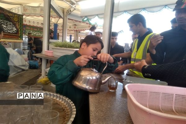 خدمت‌رسانی موکب داران و عاشقان حسینی به زائران امام رضا (ع) در عرصه میدان شهدا