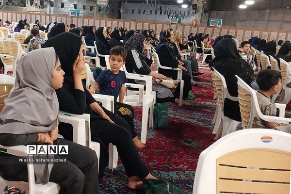 اهدای لوازم التحریر در آستانه سال تحصیلی جدید به دانش‌آموزان کم‌بضاعت در بهارستان 2