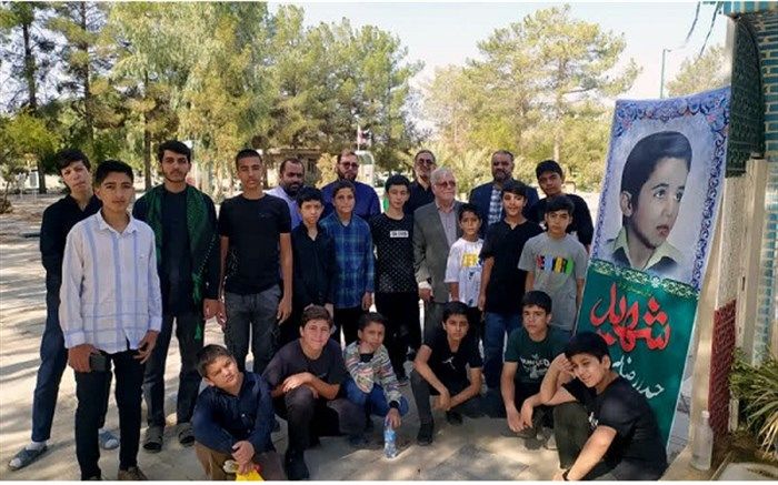 ادای احترام جمعی از دانش‌آموزان قم به مزار نوجوان شهید «حیدر رضایی»