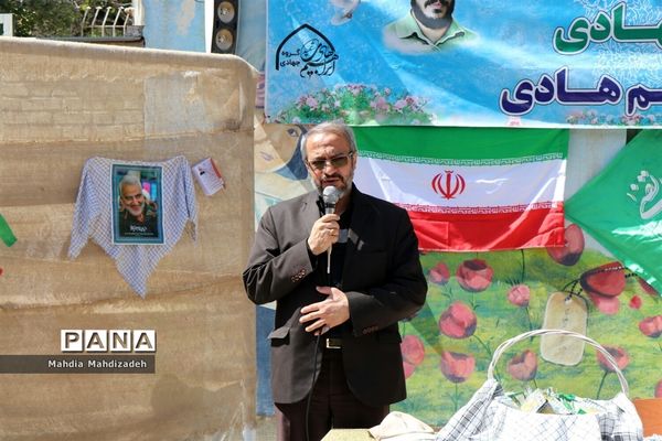 اقامه نماز جماعت با حضور مدیرکل آموزش و پرورش خراسان رضوی در مراسم اختتامیه طرح گام‌های عاشقی