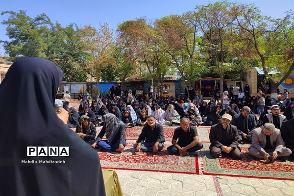 اقامه نماز جماعت با حضور مدیرکل آموزش و پرورش خراسان رضوی در مراسم اختتامیه طرح گام‌های عاشقی