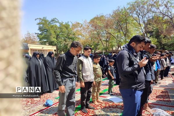 اقامه نماز جماعت با حضور مدیرکل آموزش و پرورش خراسان رضوی در مراسم اختتامیه طرح گام‌های عاشقی