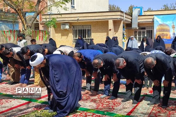 اقامه نماز جماعت با حضور مدیرکل آموزش و پرورش خراسان رضوی در مراسم اختتامیه طرح گام‌های عاشقی