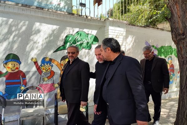 اقامه نماز جماعت با حضور مدیرکل آموزش و پرورش خراسان رضوی در مراسم اختتامیه طرح گام‌های عاشقی