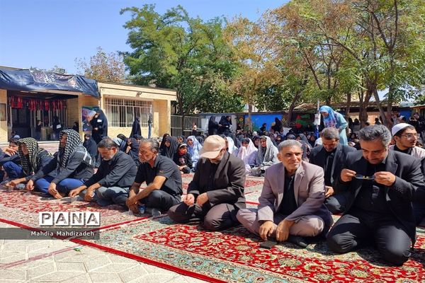 اقامه نماز جماعت با حضور مدیرکل آموزش و پرورش خراسان رضوی در مراسم اختتامیه طرح گام‌های عاشقی