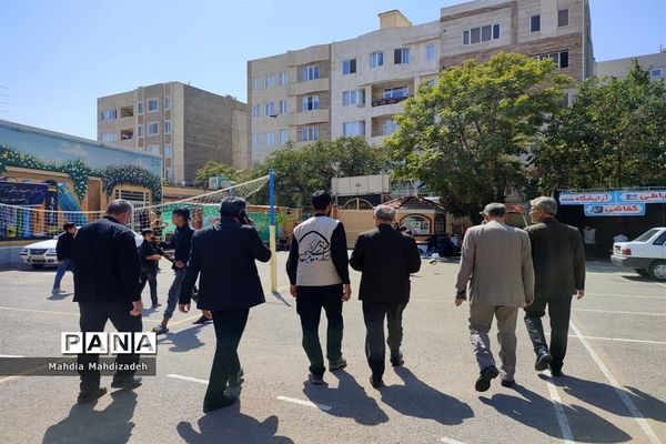اقامه نماز جماعت با حضور مدیرکل آموزش و پرورش خراسان رضوی در مراسم اختتامیه طرح گام‌های عاشقی